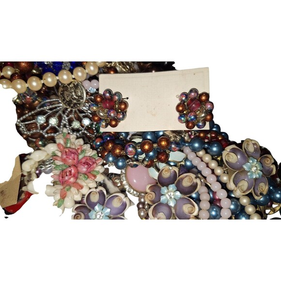 VTG 7lbs Costume Jewelry Lot – Faux Pearls Necklaces, Bracelets & Earrings - Picture 8 of 16